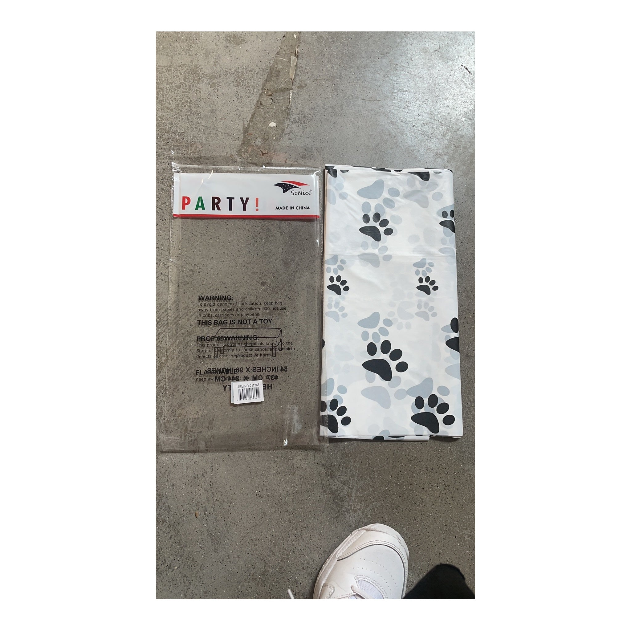 (c) Table Cover Dog Paws